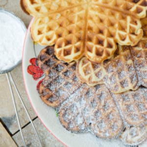 Frisch gebackene Waffeln mit Puderzucker.