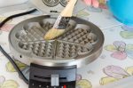 Waffeleisen, Backfläche mit Öl einfetten.
