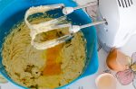 Butter und Zucker werden in einer Schüssel mit dem Handmixer cremig schlagen.