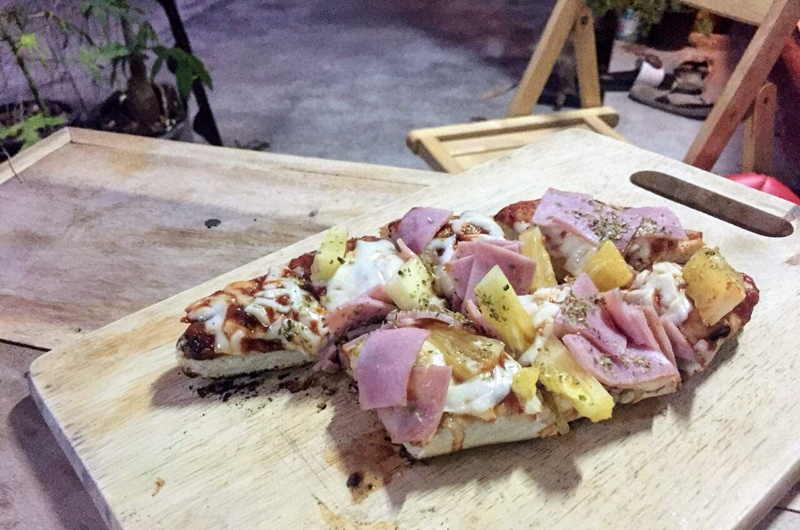 Pizza vom Grill in Chiang Mai.