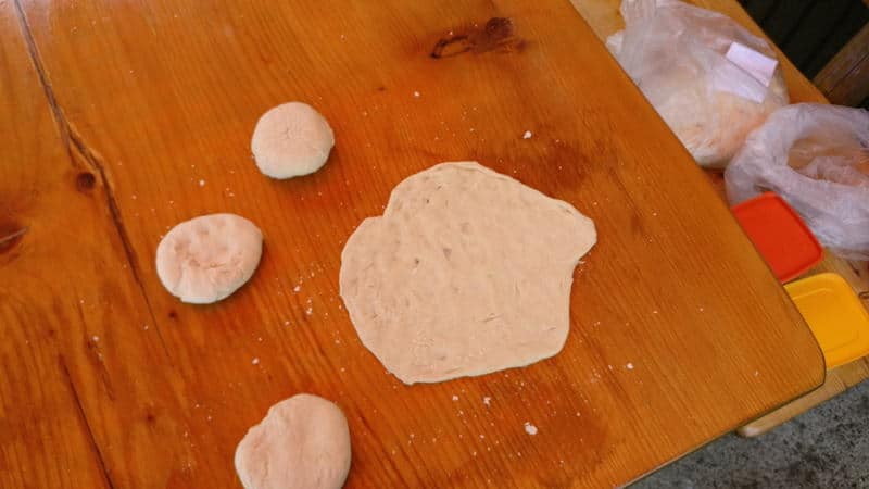 Pizza beim Camping zubereiten.