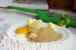 Das Mehl auf die Arbeitsfläche sieben und eine Vertiefung hineindrücken. Butter in Stücken, Zucker, Eigelb, Limettenschale und Salz hineingeben.
