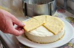 Cheese Cake mit aufgeschnittenem Tortenboden belegen.