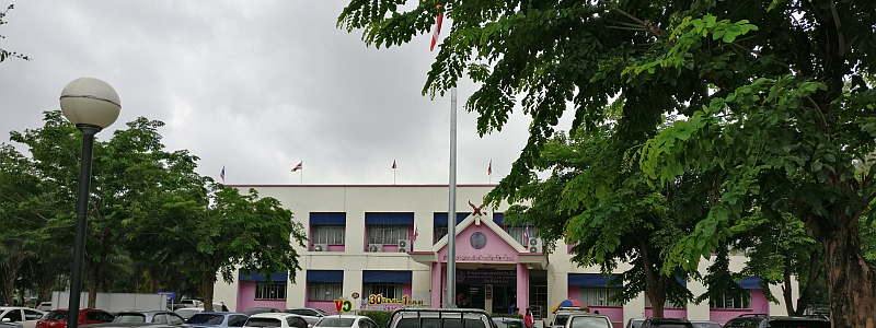 Frontansicht der Verkehrsbehörde von Chiang Mai. Hier bekommt man den Führerschein für Thailand.