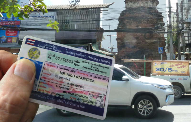 Collage mit Führerschein und Autos im Hintergrund.