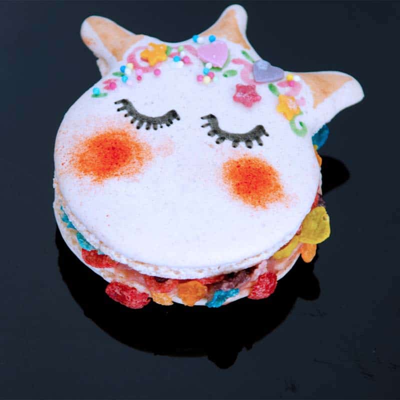 Weißer Einhorn-Macaron mit bunter Verzierung.