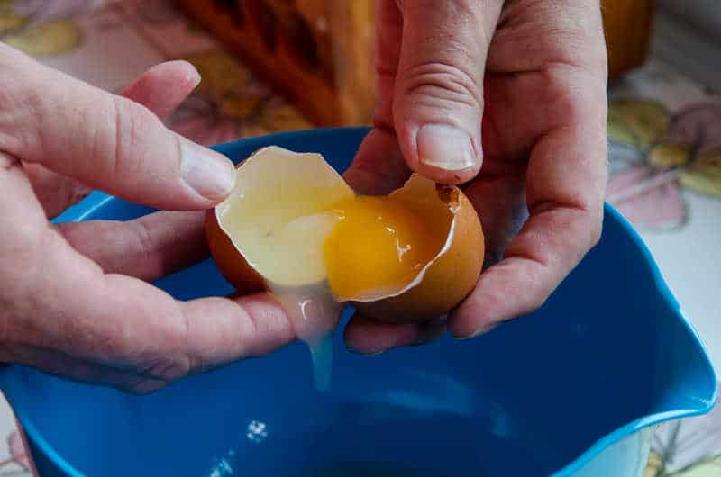 Mit Sous-Vide Pasteurisiertes Ei aufgebrochen. Eiklar ist etwas milchig.