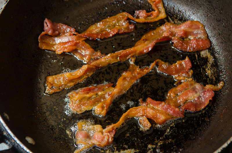 Knusprig gebratener Bacon in einer Pfanne.