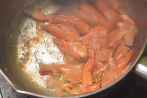 Tom Yum - scharf-saure Suppe mit Garnelen