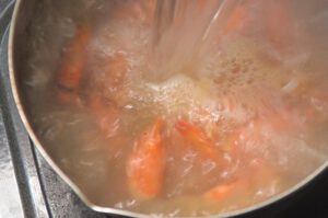 Tom Yum - scharf-saure Suppe mit Garnelen