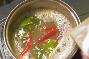 Tom Yum - scharf-saure Suppe mit Garnelen