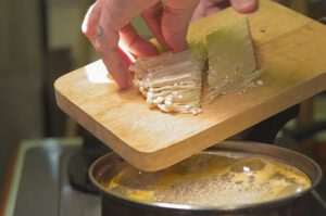 Tom Yum - scharf-saure Suppe mit Garnelen