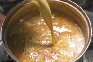 Tom Yum - scharf-saure Suppe mit Garnelen