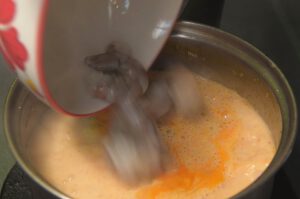 Tom Yum - scharf-saure Suppe mit Garnelen