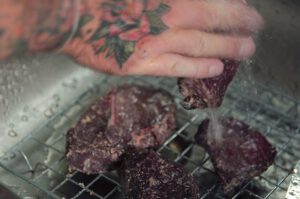 Steaks mit Koji Reis "Dry-Agen" und zart machen