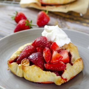 Erdbeer-Galette, knusprige Erdbeer-Torteletts
