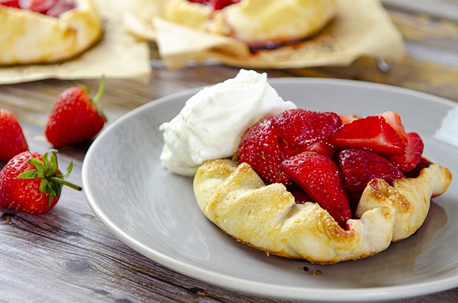 Erdbeer-Galette, knusprige Erdbeer-Torteletts